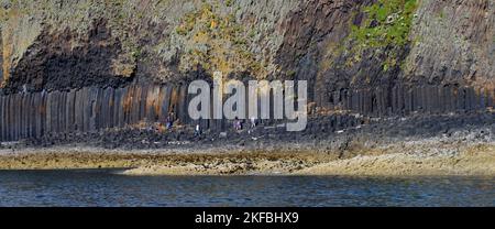 Touristes marchant le long des falaises de Basalt de Staffa, Hebrides, Hébrides intérieures, îles intérieures, Écosse, Royaume-Uni, Grande-Bretagne Banque D'Images
