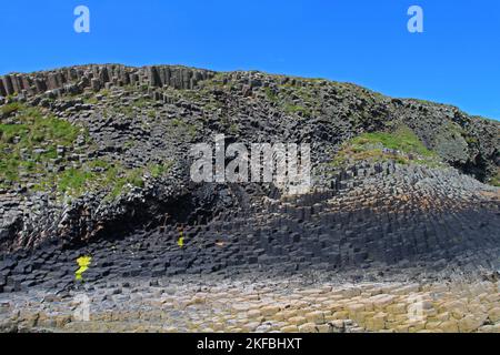 Colonnes de basalte polygonales, Am Buachille Rocks, Staffa, Hebrides, Hebrides intérieures, Inner Isles, Écosse, Royaume-Uni, Grande-Bretagne Banque D'Images