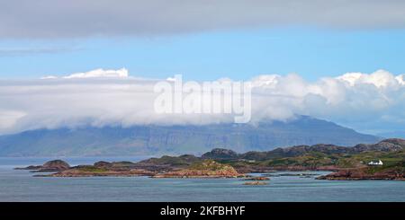 Vue sur le détroit d'Iona jusqu'à la côte rocheuse de l'île de Mull, des Hébrides, des Hébrides intérieures, des îles intérieures, de l'Écosse, Royaume-Uni Banque D'Images
