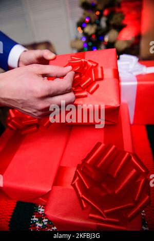 Moments magiques. Préparez des cadeaux surprise pour votre famille et vos amis. Boîtes-cadeaux à gros noeud en ruban. Cadeaux ou cadeaux emballés en rouge. Préparez-vous pour Banque D'Images