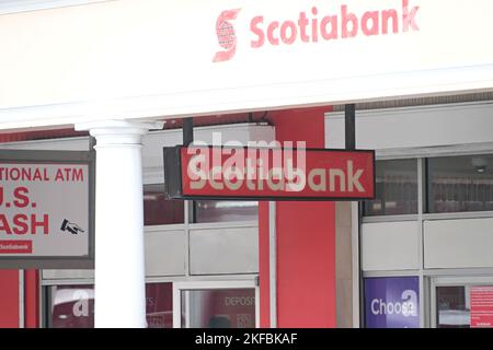 Nassau, Bahamas. 11th novembre 2022. Signalisation au-dessus de l'entrée principale de la Banque Scotia le long de la rue Bay à Nassau, aux Bahamas, vendredi, 11 novembre 2022. Crédit : Ron Sachs/CNP/dpa/Alay Live News Banque D'Images