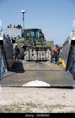 Les marins américains se préparent à décharger les Marines américains et leur équipement de U.S. Navy Landing Craft, Utility 1663 après avoir braché à Rio de Janeiro en soutien à la Force opérationnelle aérienne terrestre maritime à usage spécial UNITAS LXIII, le 2 septembre 2022. Les Marines et leurs équipements déménageaient à terre du navire de transport amphibie USS Mesa Verde (LPD 19) pour commencer l'entraînement durant l'exercice UNITAS LXIII. UNITAS est l'exercice maritime international le plus long au monde qui vise à améliorer l'interopérabilité entre plusieurs nations et forces communes pendant les opérations littorales et amphibies Banque D'Images