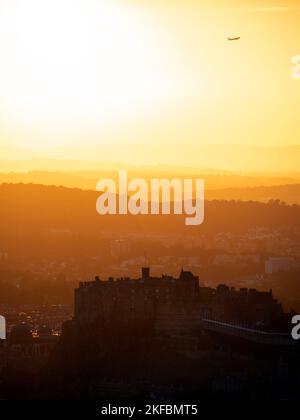 Édimbourg, Écosse - 31 août 2022 - vue sur le château d'Édimbourg au coucher du soleil depuis le siège d'Arthur Banque D'Images