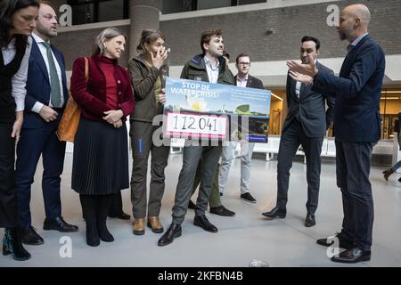 LA HAYE - Natuurmonumenten remet la pétition « la crise de l'eau » aux membres permanents du Comité de la Chambre basse sur l'infrastructure et la gestion de l'eau. L'association craint une pénurie d'eau propre et appelle les politiciens à agir.ANP/ Hollandse Hoogte / Laurens van Putten pays-bas - Belgique hors Banque D'Images