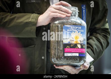 LA HAYE - Natuurmonumenten remet la pétition « la crise de l'eau » aux membres permanents du Comité de la Chambre basse sur l'infrastructure et la gestion de l'eau. L'association craint une pénurie d'eau propre et appelle les politiciens à agir.ANP/ Hollandse Hoogte / Laurens van Putten pays-bas - Belgique hors Banque D'Images