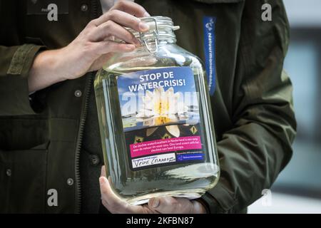 LA HAYE - Natuurmonumenten remet la pétition « la crise de l'eau » aux membres permanents du Comité de la Chambre basse sur l'infrastructure et la gestion de l'eau. L'association craint une pénurie d'eau propre et appelle les politiciens à agir.ANP/ Hollandse Hoogte / Laurens van Putten pays-bas - Belgique hors Banque D'Images