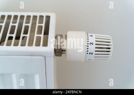 Gros plan du bouton de réglage du radiateur de chauffage, monté en position centrale. Le concept d'économie d'énergie thermique en rapport avec l'énergie Banque D'Images