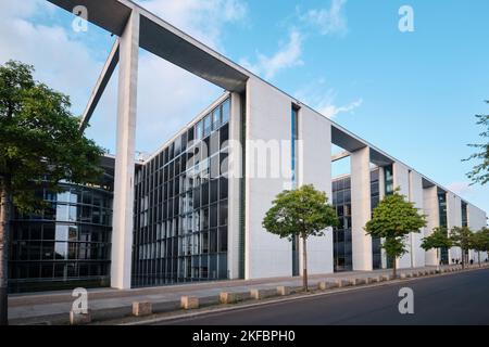 Berlin, Allemagne - sept 2022: Ville urbaine architecture moderne du bâtiment Paul Loebe, mélange de béton et de verre avec de grands avant-toits et un design élégant Banque D'Images