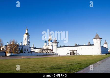 Kremlin de Tobolsk. Tours en pierre blanche du mur de la forteresse. Ancienne architecture russe du XVIIe siècle dans l'ancienne capitale de la Sibérie Banque D'Images