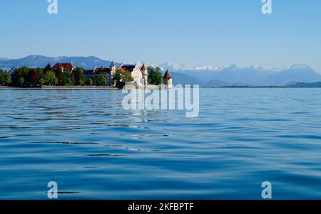 La belle île de Lindau sur le lac de Constance (lac Bodensee) avec les Alpes suisses enneigées en arrière-plan, l'Allemagne le beau jour de printemps Banque D'Images