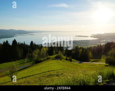 Vue sur les Alpes ensoleillées depuis Eichenberg dans les Alpes autrichiennes et le côté allemand du lac de Constance avec l'île de Lindau le soir au soleil au printemps Banque D'Images