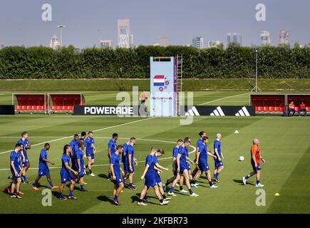 La sélection de l'Orange lors d'une session de formation de l'équipe nationale néerlandaise au complexe de formation de l'Université du Qatar sur 16 novembre 2022 à Doha, au Qatar. L'équipe nationale néerlandaise se prépare pour le match d'ouverture de la coupe du monde au Qatar contre le Sénégal. ANP KOEN VAN WEEL pays-bas hors - belgique hors Banque D'Images