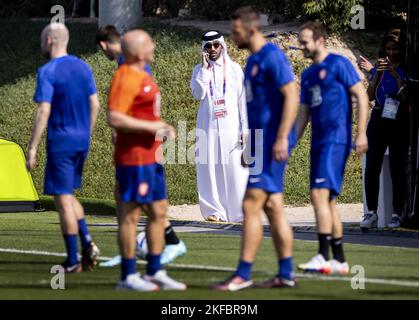 Joueurs des pays-Bas lors d'une session de formation de l'équipe nationale néerlandaise au complexe de formation de l'Université du Qatar sur 16 novembre 2022 à Doha, au Qatar. L'équipe nationale néerlandaise se prépare pour le match d'ouverture de la coupe du monde au Qatar contre le Sénégal. ANP KOEN VAN WEEL pays-bas hors - belgique hors Banque D'Images