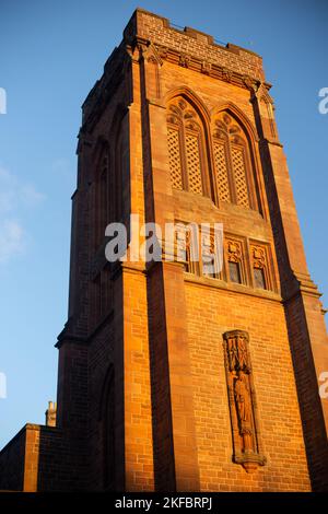 Une vieille tour d'église qui brille dans un coucher de soleil d'hiver en Écosse Banque D'Images