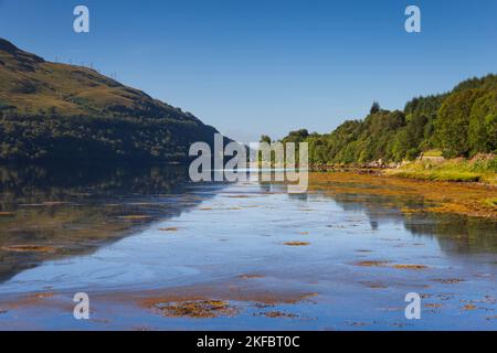 Vue sur le Loch long depuis la ville d'Arrochar Banque D'Images