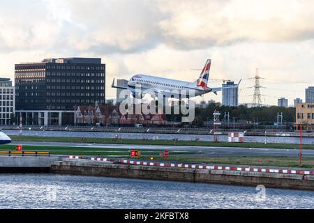 Un Embraer ERJ-190 de British Airways entre en terre à l'aéroport de London City Banque D'Images