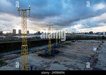 La piste s'allume derrière la piste de l'aéroport de London City. Banque D'Images