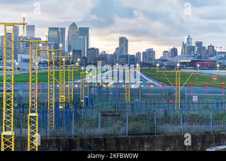 Une piste vide à Sunset, en direction de Canary Wharf, London City Airport. Banque D'Images