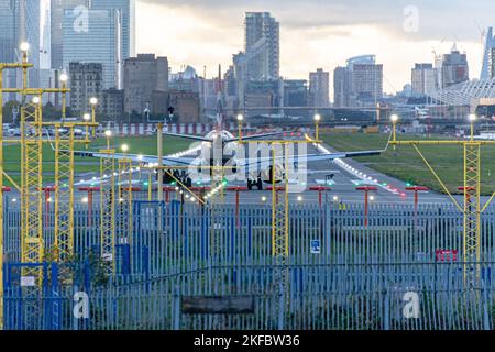 Un Embraer ERJ-190 de British Airways attend au bout de la piste de l'aéroport de London City. Banque D'Images