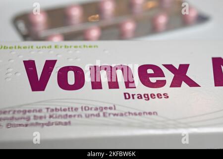 Viersen, Allemagne - 9 juin. 2022: Gros plan du paquet Vomex dragées, médicament contre la nausée et le vomissement Banque D'Images