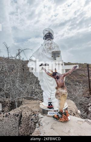 Petites statues de l'Obatala et de Jésus-Christ en croix sur le bord de la route. Dans les confessions d'Orisha, Obatalá est le ciel père. Banque D'Images