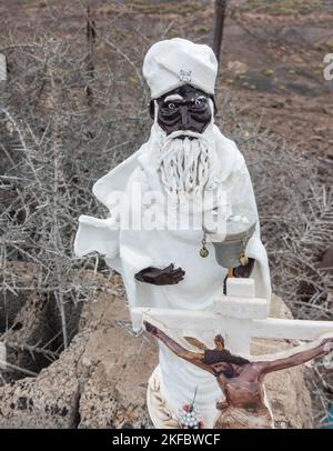 Petites statues de l'Obatala et de Jésus-Christ en croix sur le bord de la route. Dans les confessions d'Orisha, Obatalá est le ciel père. Banque D'Images