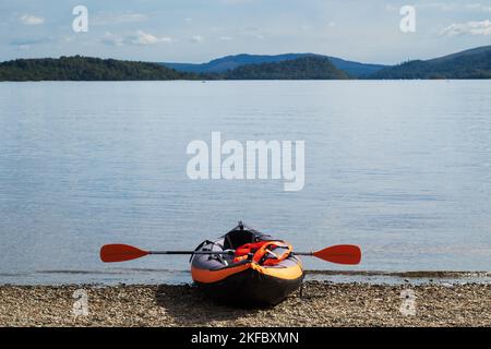 Faites du kayak sur le Loch Shore Banque D'Images