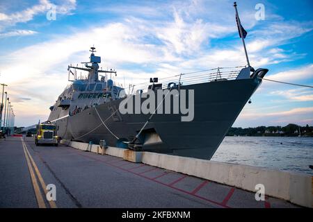 ANNAPOLIS, Maryland (sept 4, 2022) le navire de combat littoral Freedom-variant USS Minneapolis-Saint Paul (LCS 21) est amarré à la jetée de l'Académie navale des États-Unis à Annapolis, Maryland, le 4 septembre 2022. Minneapolis-Saint Paul doit participer à la Fleet week Maryland 2022. Banque D'Images