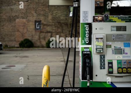 Chicago, États-Unis. 17th novembre 2022. Le prix d'un gallon de diesel est annoncé à l'extérieur d'une station-service BP le jeudi 17 novembre 2020 à Chicago, il. (Photo de Christopher Dilts/Sipa USA) crédit: SIPA USA/Alay Live News Banque D'Images