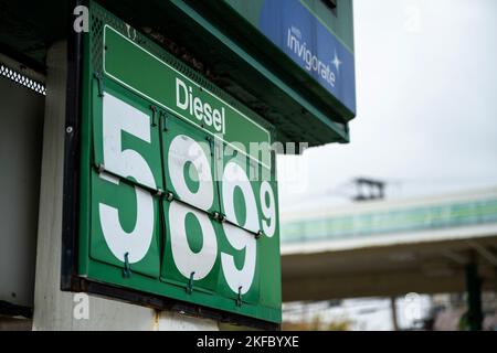 Chicago, États-Unis. 17th novembre 2022. Le prix d'un gallon de diesel est annoncé à l'extérieur d'une station-service BP le jeudi 17 novembre 2020 à Chicago, il. (Photo de Christopher Dilts/Sipa USA) crédit: SIPA USA/Alay Live News Banque D'Images