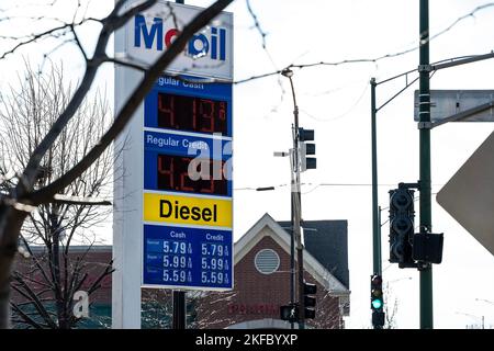 Chicago, États-Unis. 17th novembre 2022. Le prix d'un gallon de diesel est annoncé à l'extérieur d'une station-service Mobil le jeudi 17 novembre 2020 à Chicago, il. (Photo de Christopher Dilts/Sipa USA) crédit: SIPA USA/Alay Live News Banque D'Images