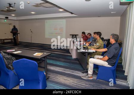 HONIARA, Îles Salomon (sept 5, 2022) – Hotoravu Alenge, chef des opérations du Centre national des opérations d'urgence et du Bureau national de gestion des catastrophes des Îles Salomon, parle des capacités d'aide humanitaire et de secours en cas de catastrophe (HADR) de l'Île Salomon pendant le Partenariat Pacifique 2022. La formation HADR permet aux pays partenaires de renforcer les capacités et l'interopérabilité entre eux afin de répondre en cas de besoin. En 17th ans, le Partenariat du Pacifique est la plus importante mission d'aide humanitaire multinationale et de préparation aux secours en cas de catastrophe menée chaque année Banque D'Images