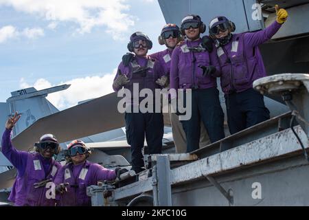 220905-N-GP384-1069 OCÉAN ATLANTIQUE (SEPT. 5, 2022) les marins posent pour une photo sur le pont de vol du porte-avions de la classe Nimitz USS Harry S. Truman (CVN 75), lors d'un survol de l'escadre aérienne Carrier (CVW) 1, le 5 septembre 2022. Le groupe de grève des transporteurs Harry S. Truman opère dans l'océan Atlantique à l'appui des opérations navales visant à maintenir la stabilité et la sécurité maritimes afin d'assurer l'accès, de décourager l'agression et de défendre les intérêts des États-Unis, des alliés et des partenaires. Banque D'Images