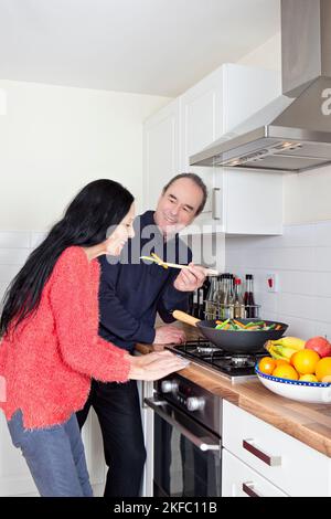 Faites cuire des brai en couple dans la cuisine maison Banque D'Images