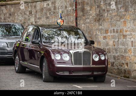 King Charles iii Bentley State Limousine garée à l'extérieur de l'abbaye de Dunfermline Banque D'Images