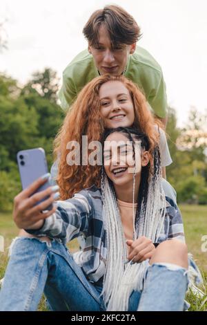 Groupe de personnes de la génération du millénaire enregistrant une vidéo ou prenant une photo sur les réseaux sociaux. Les jeunes s'amusent avec les nouvelles technologies. Créateur de contenu Banque D'Images