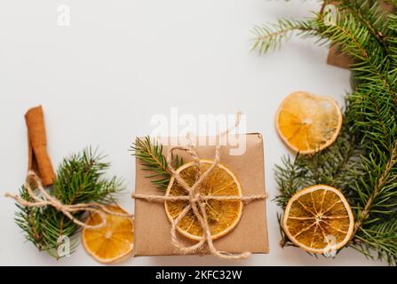 Cadeaux écologiques de Noël verts de remplacement emballés avec du papier recyclé. Noël sans gaspillage, plat, vue de dessus Banque D'Images
