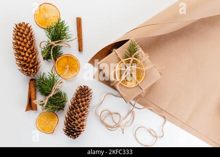 Cadeaux écologiques de Noël verts de remplacement emballés avec du papier recyclé. Noël sans gaspillage, plat, vue de dessus Banque D'Images