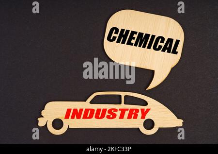 Concept de l'industrie. Sur fond noir, une voiture avec l'inscription Industry, au-dessus d'elle une plaque avec l'inscription - Chemical Banque D'Images