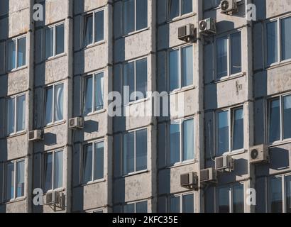 Fenêtres d'un bâtiment industriel générique. Banque D'Images