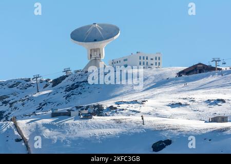 antenne satellite antenne radar parabolique sur le terrain. antennes paraboliques. Grande antenne parabolique contre le ciel. Parabole satellite à la station de terre avec un ciel Banque D'Images