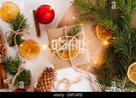 Composition lumineuse de Noël. Option d'emballage cadeau. Arrière-plan de Noël pour la présentation du travail ou du texte. Copier l'espace. Banque D'Images