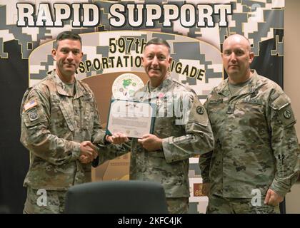 Le lieutenant-colonel David Walters a reçu la Médaille du service méritoire de la Légion du mérite pour ses 27 années de service à l'armée américaine du colonel Jeremy St. Laurent, commandant de la 597th brigade de transport lors d'une cérémonie à la base interarmées Langley-Eustis, Virginie, le 6 septembre. Banque D'Images