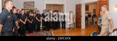 ANNAPOLIS, Md. (06 septembre 2022) Surintendant de la U.S. Naval Academy Vice ADM. Sean Buck et son épouse Joanne, accueillent les sages-femmes de classe 1st (seniors) des 14th et 17th compagnies pour dîner à Buchanan House. En tant que collège de premier cycle du service naval de notre pays, l'Académie navale prépare les jeunes hommes et femmes à devenir des officiers professionnels de compétence, de caractère et de compassion dans la Marine et le corps de marine des États-Unis. Banque D'Images