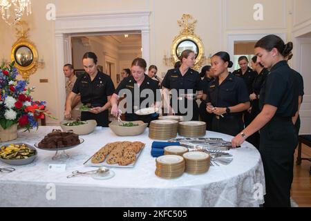 ANNAPOLIS, Md. (06 septembre 2022) Surintendant de la U.S. Naval Academy Vice ADM. Sean Buck et son épouse Joanne, accueillent les sages-femmes de classe 1st (seniors) des 14th et 17th compagnies pour dîner à Buchanan House. En tant que collège de premier cycle du service naval de notre pays, l'Académie navale prépare les jeunes hommes et femmes à devenir des officiers professionnels de compétence, de caractère et de compassion dans la Marine et le corps de marine des États-Unis. Banque D'Images