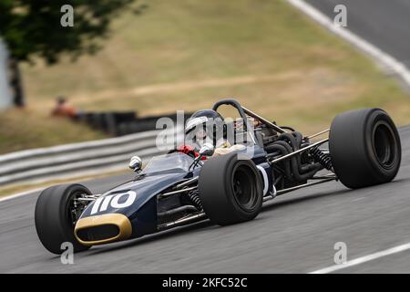 Daniel Pyett dans un Tecno F2 approchant les druides en se qualifiant pour une partie du HSCC historique de Formule 2 au Championnat Brands Hatch 2022 Banque D'Images