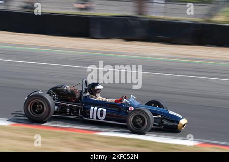 Daniel Pyett dans un Tecno F2 chez Druids en se qualifiant pour une partie du HSCC Historic Formula 2 Championship à Brands Hatch 2022 Banque D'Images