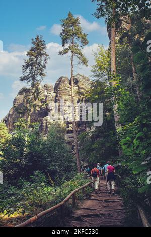 Montagnes de grès d'Elbe. Photo panoramique des montagnes du canyon pendant un orage à Bad Schandau. Banque D'Images