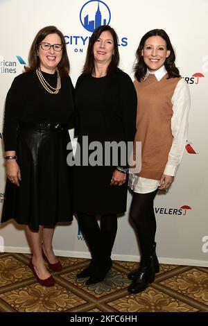 Beth Shapiro et ses amis participent au déjeuner annuel de puissance CityMeals on Wheels 35th sur 17 novembre 2022 à l'hôtel Plaza de New York, New York, États-Unis. Robin Platzer/ Twin Images/ Credit: SIPA USA/Alamy Live News Banque D'Images