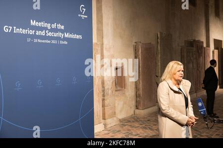 Eltville am Rhein, Allemagne. 17th novembre 2022. Nancy Faeser, ministre fédérale de l'intérieur et des Affaires intérieures, dans une interview au monastère d'Eberbach. Lors de la réunion de G7, les ministres de l'intérieur échangent leurs vues sur les valeurs communes de la démocratie, de l'État de droit et des droits de l'homme, ainsi que sur la justice sociale, l'égalité et la numérisation inclusive. Credit: Hannes P. Albert/dpa/Alay Live News Banque D'Images